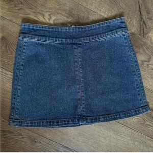 Mid rise mini skirt in mid blue 

Zip fly closure in the back